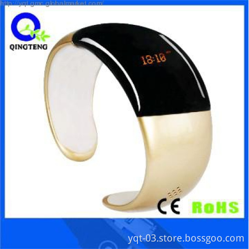 2013 fashion bluetooth bracelet with speaker and microphone